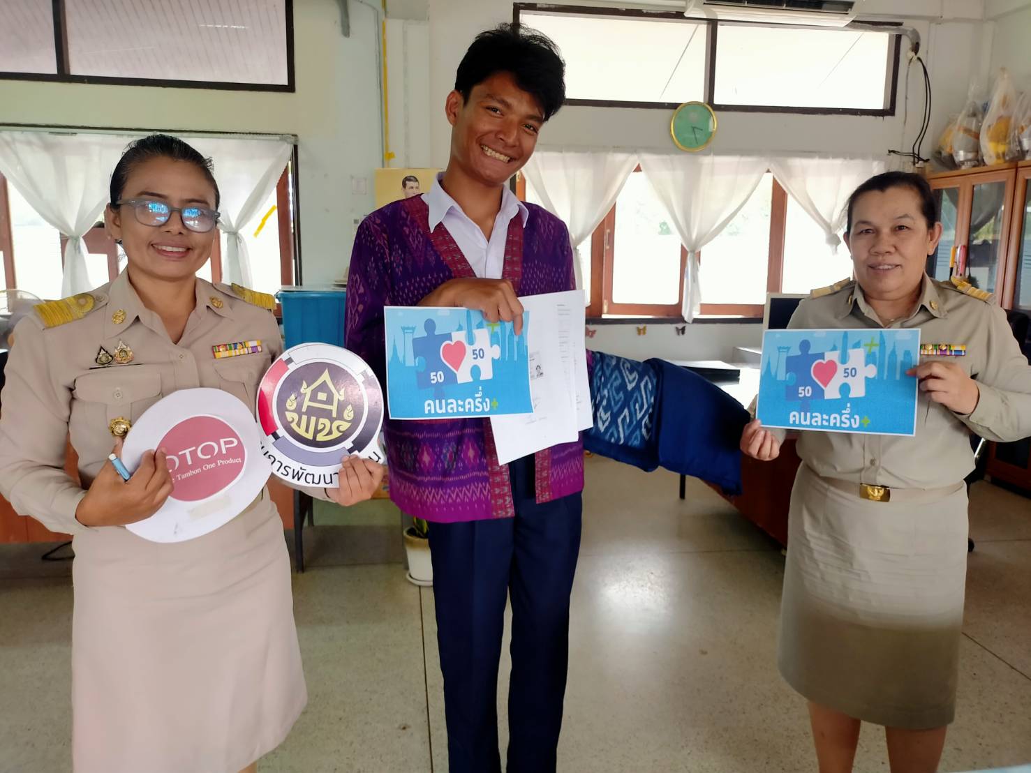 🌟 พช.เจริญศิลป์ จ.สกลนคร : สนับสนุนผู้ผลิต ผู้ประกอบการ OTOP ลงทะเบียนร้านค้า โครงการ "คนละครึ่งพลัส" เพิ่มช่องทางการตลาด สร้างรายได้สู่ชุมชน