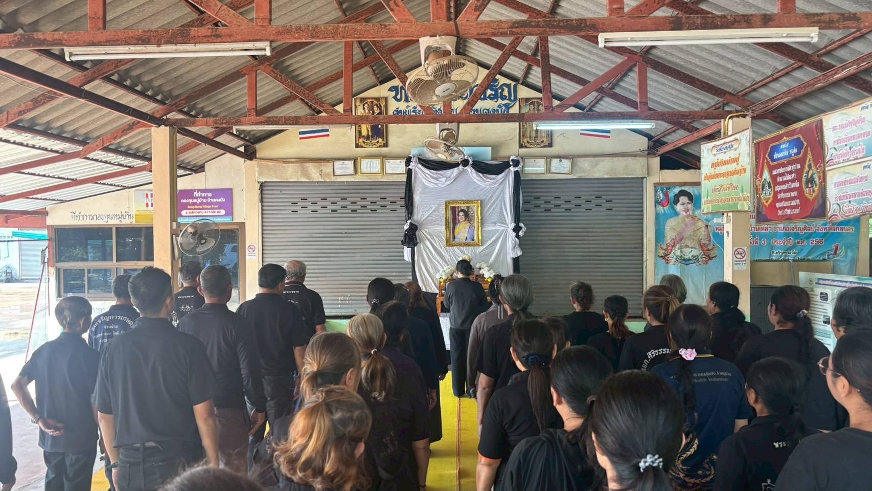 พช.เจริญศิลป์ จ.สกลนคร : หมู่บ้านกองทุนแม่ของแผ่นดิน บ้านดงบัง จัดพิธีถวายความอาลัย สมเด็จพระนางเจ้าสิริกิติ์ พระบรมราชินีนาถ พระบรมราชชนนีพันปีหลวง