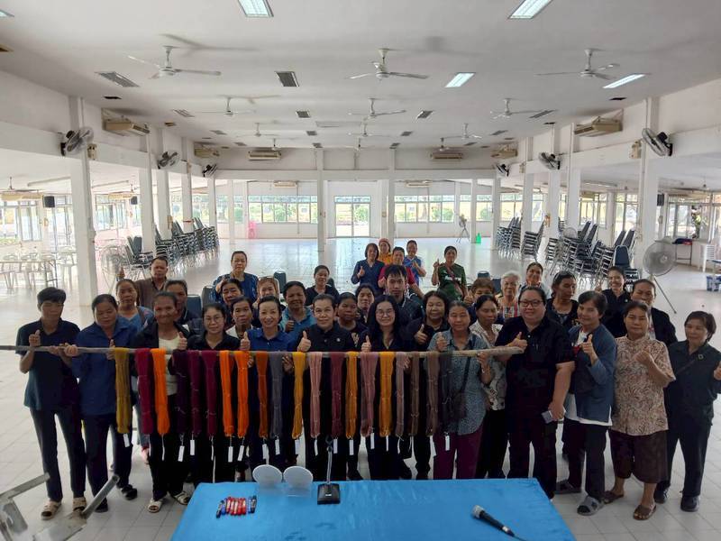  พช.เจริญศิลป์ จ.สกลนคร : ดำเนินโครงการสร้างสัมมาชีพชุมชนครัวเรือนที่ได้รับผลกระทบด้านอาชีพและรายได้ที่มีศักยภาพและสามารถพัฒนาได้