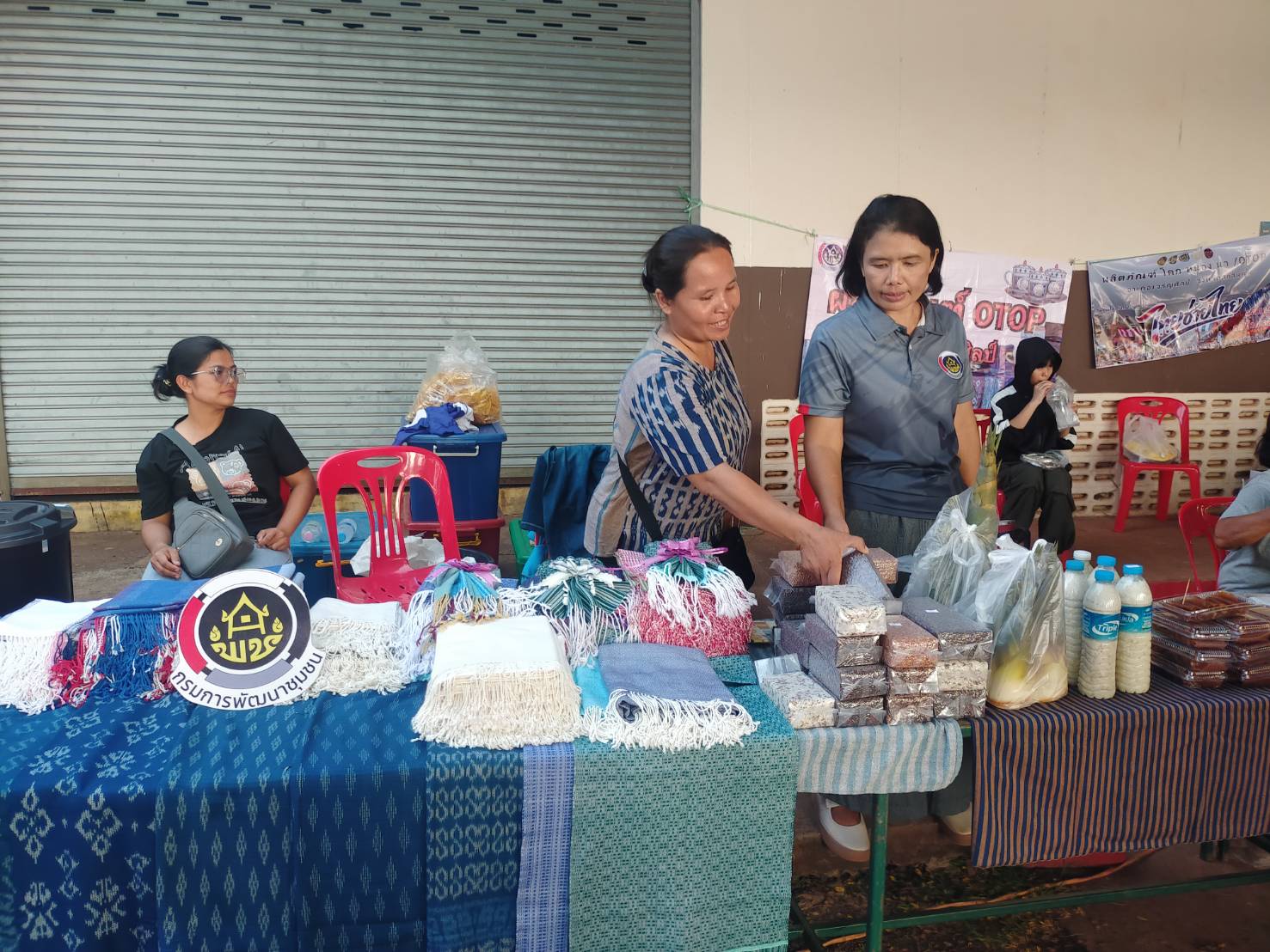 ✨ พช.เจริญศิลป์ จ.สกลนคร : ร่วมส่งเสริมตลาดผู้ประกอบการ OTOP และสินค้าทางการเกษตร โคก หนอง นา สร้างรายได้ ในโครงการ “ไทยช่วยไทย ลดค่าครองชีพ”