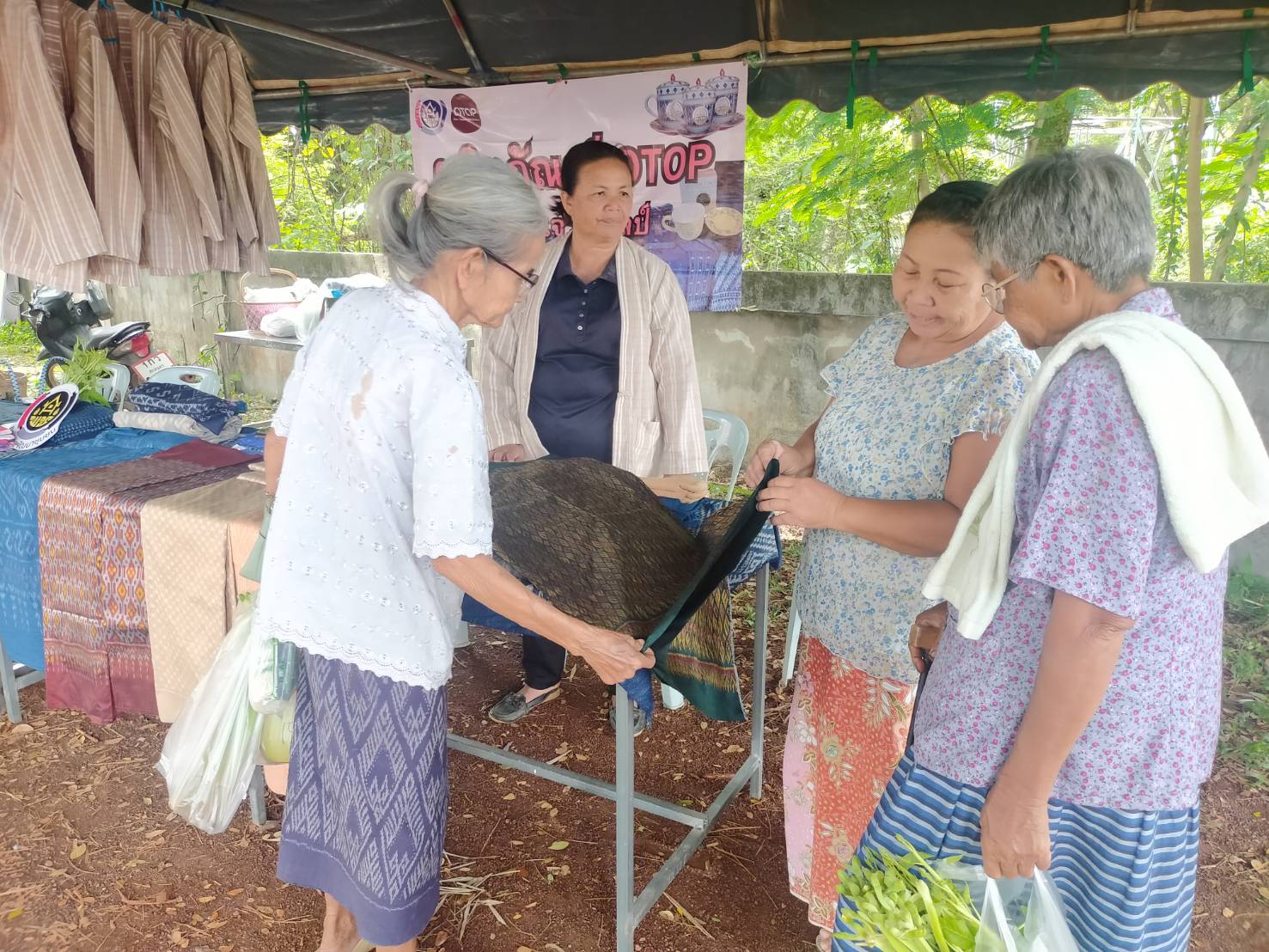 ✨ พช.เจริญศิลป์ จ.สกลนคร : ร่วมเปิดโครงการและจำหน่ายสินค้า “ไทยช่วยไทย“ ลดภาระ ลดค่าครองชีพ เฟส 2
