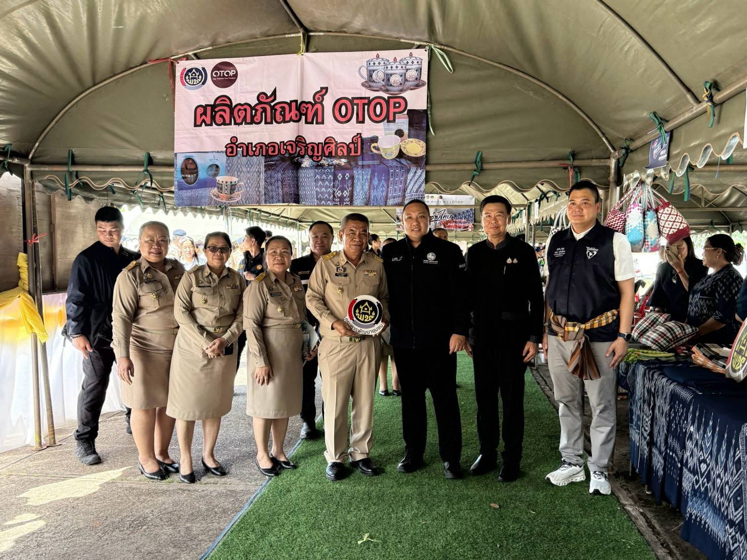 ✨ พช.เจริญศิลป์ จ.สกลนคร : ร่วมต้อนรับรัฐมนตรีช่วยว่าการกระทรวงมหาดไทย (มท.2)  พร้อมนำผู้ประกอบการ OTOP ผลผลิตเครือข่าย โคก หนอง นา ขับเคลื่อนตลาด "ไทยช่วยไทย" 