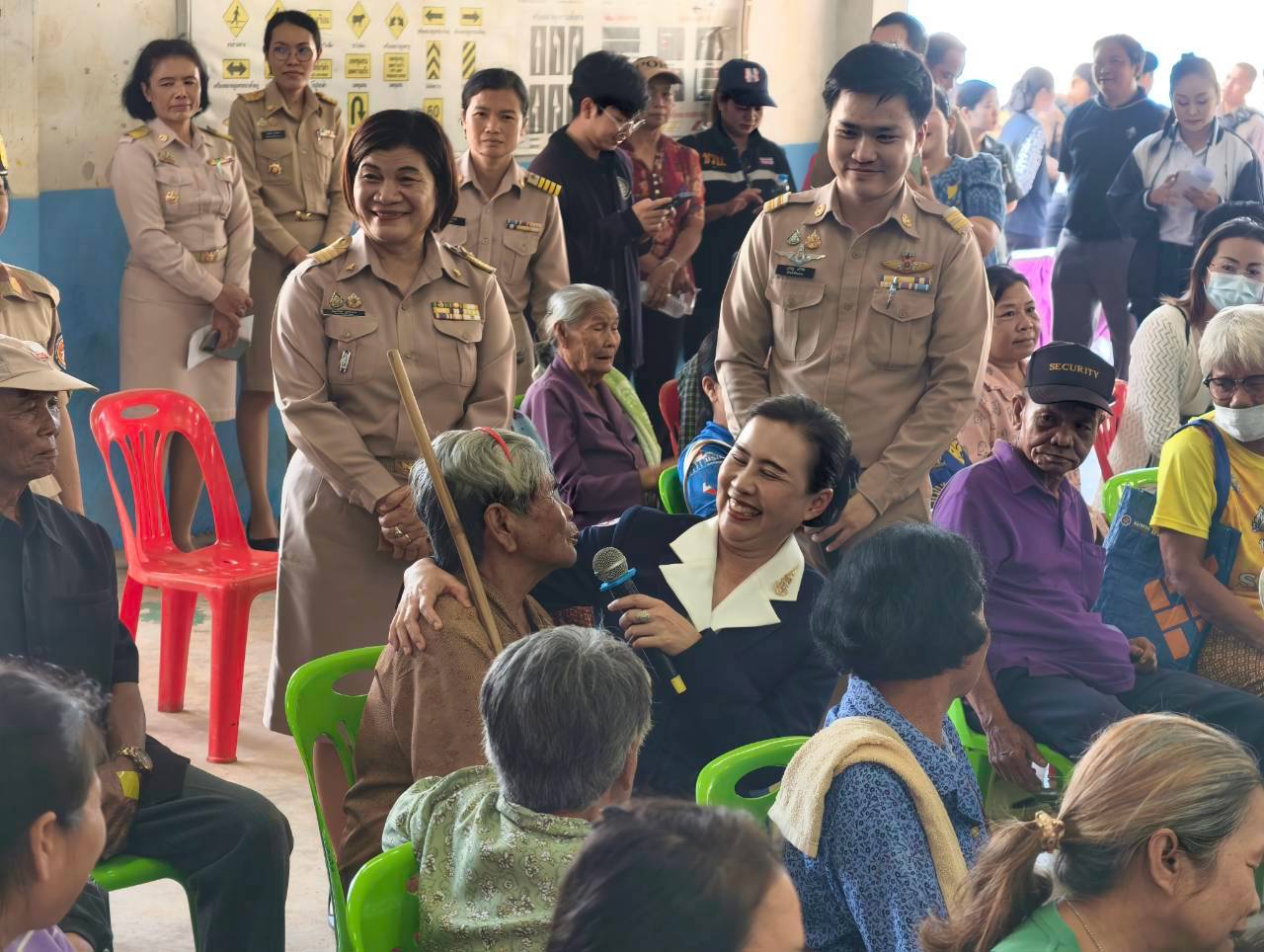 🌟 พช.เจริญศิลป์ จ.สกลนคร : ร่วมโครงการจังหวัดเคลื่อนที่ “หน่วยบำบัดทุกข์ บำรุงสุข” สร้างรอยยิ้มให้ประชาชน 