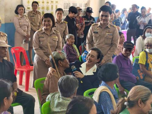 🌟 พช.เจริญศิลป์ จ.สกลนคร : ร่วมโครงการจังหวัดเคลื่อนที่ “หน่วยบำบัดทุกข์ บำรุงสุข” สร้างรอยยิ้มให้ประชาชน 