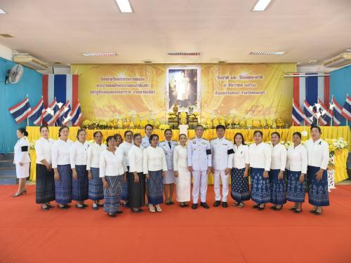  พช.เจริญศิลป์ จ.สกลนคร : ร่วมพิธีทำบุญตักบาตรและวางพานพุ่มถวายเป็นพระราชกุศล เนื่องในวันชาติ และวันพ่อแห่งชาติ ประจำปี 2568